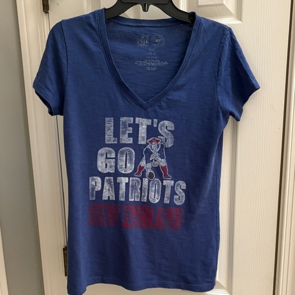 Nwot 47 Brand V-neck NFL Blue Patriots Graphic Tee for women size Large